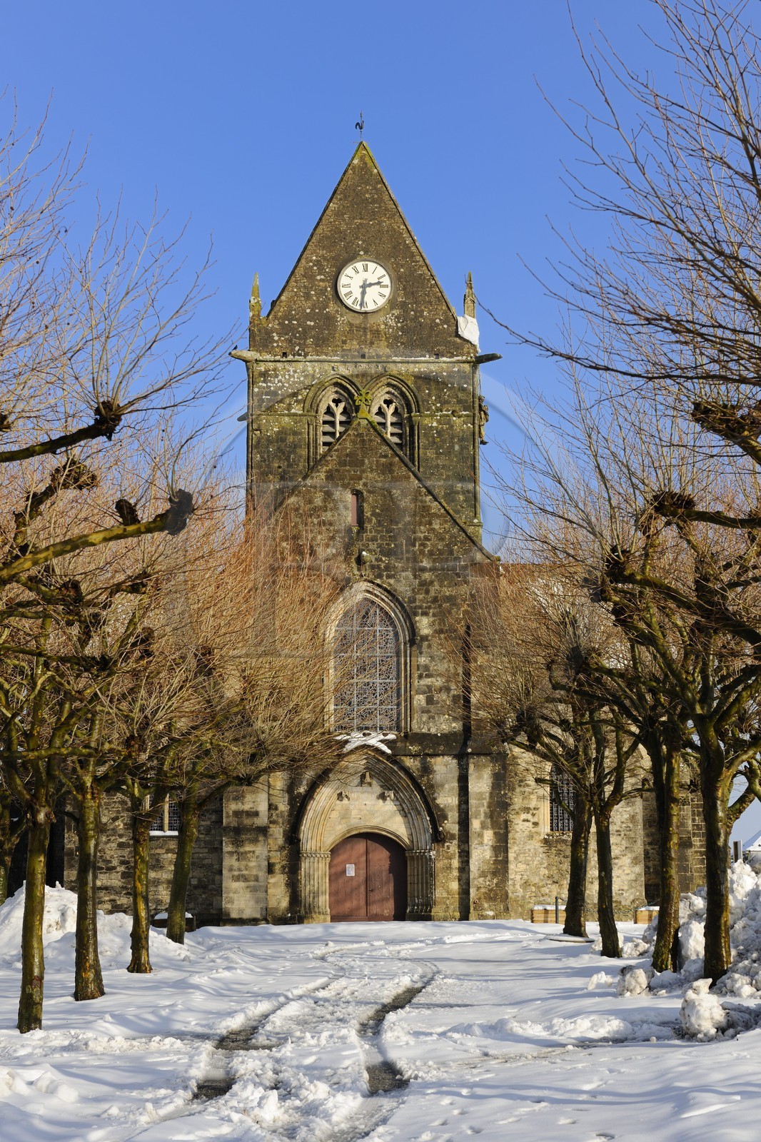 France, Manche (50), Cotentin, mannequin d'un parachutiste accroché au clocher de l'église de Sainte-Mère-Eglise