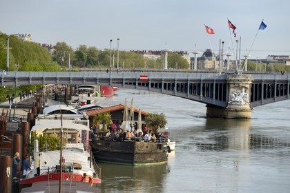 France, Rhône (69), Lyon, les berges du Rhône, Café péniche amarrée au quai Général Sarrail et le pont Lafayette