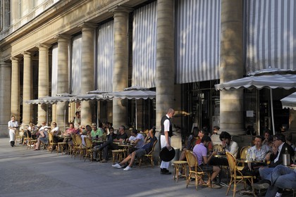 France, Paris (75), place du Palais Royal, terrasse du café Le Nemours