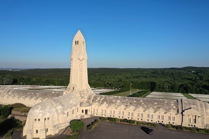 France, Meuse (55), Douaumont, bataille de Verdun, ossuaire de Douaumont, tombes de soldats align
