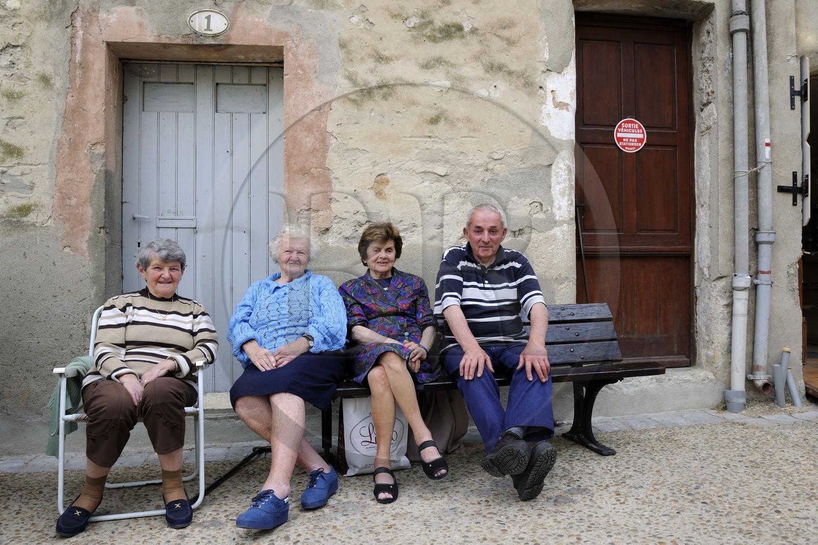 France, Hérault (34), village médiéval de Saint-Guilhem-le-Désert, labellisé Les Plus Beaux Villages de France, habitants du village