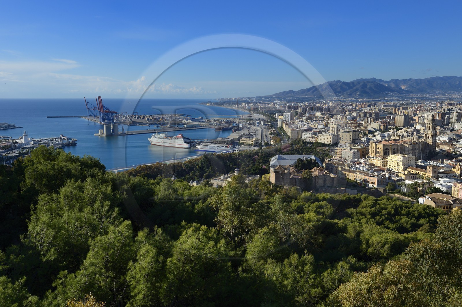 Espagne, Andalousie, Malaga,  vue générale sur le port, la Alcazaba et la cathédrale depuis le Castillo de Gibralfaro