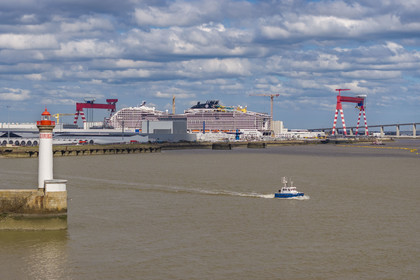 France, Loire-Atlantique (44), Saint-Nazaire, le phare du Vieux Mole et le paquebot de 333m MSC World America construit par les Chantiers de l'Atlantique en arrière plan (vue aérienne)