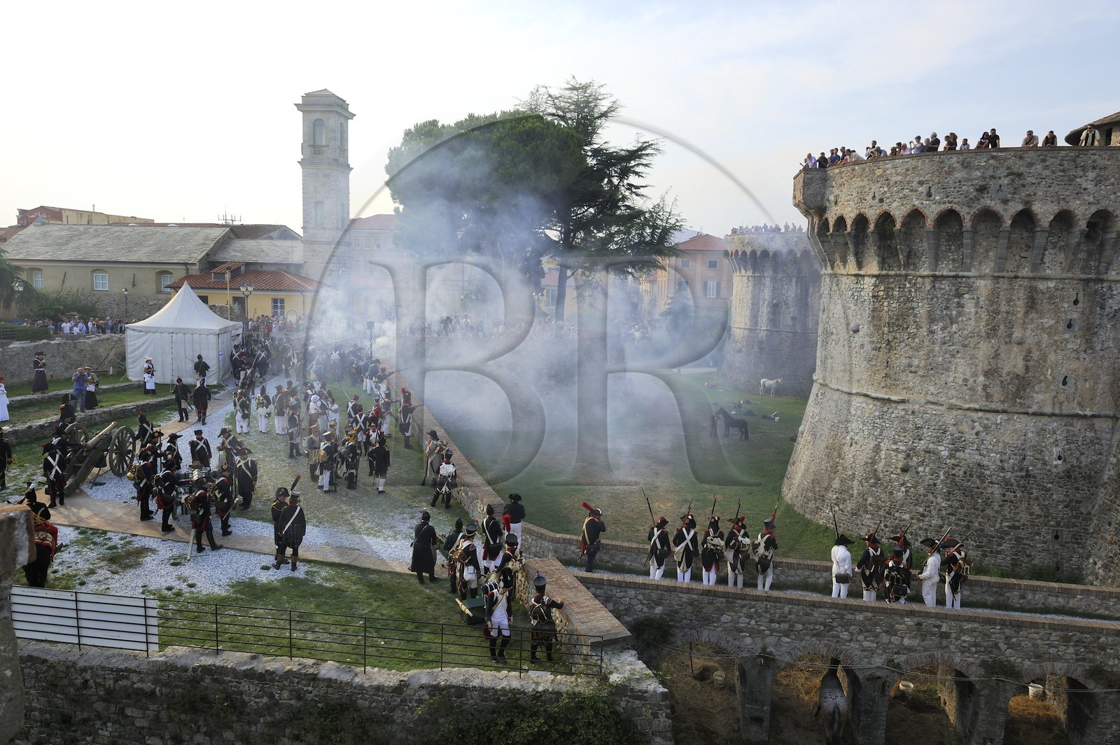 Italie, Ligurie, Sarzana, Napoleon Festival, combats de rue entre des soldat français de la Grande Armée et des soldats autrichiens aux abords de la Citadelle (forteresse Firmafede)