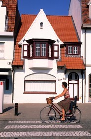 Belgique, Flandre-Occidentale, Knokke-le-Zoute, cycliste dans le vieux centre ville