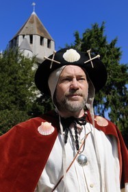France, Seine et Marne (77), Les Médiévales de Provins, ville classée Patrimoine Mondial de l'UNESCO, pélerin de Saint-Jacques-de-Compostelle devant la Tour César
