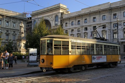Italy, Lombardy, Milan, tram crossing the Piazza della Scala, in the middle statue dedicated to Leonardo da Vinci and the entry of Vittorio Emmanuel II Gallery in the background