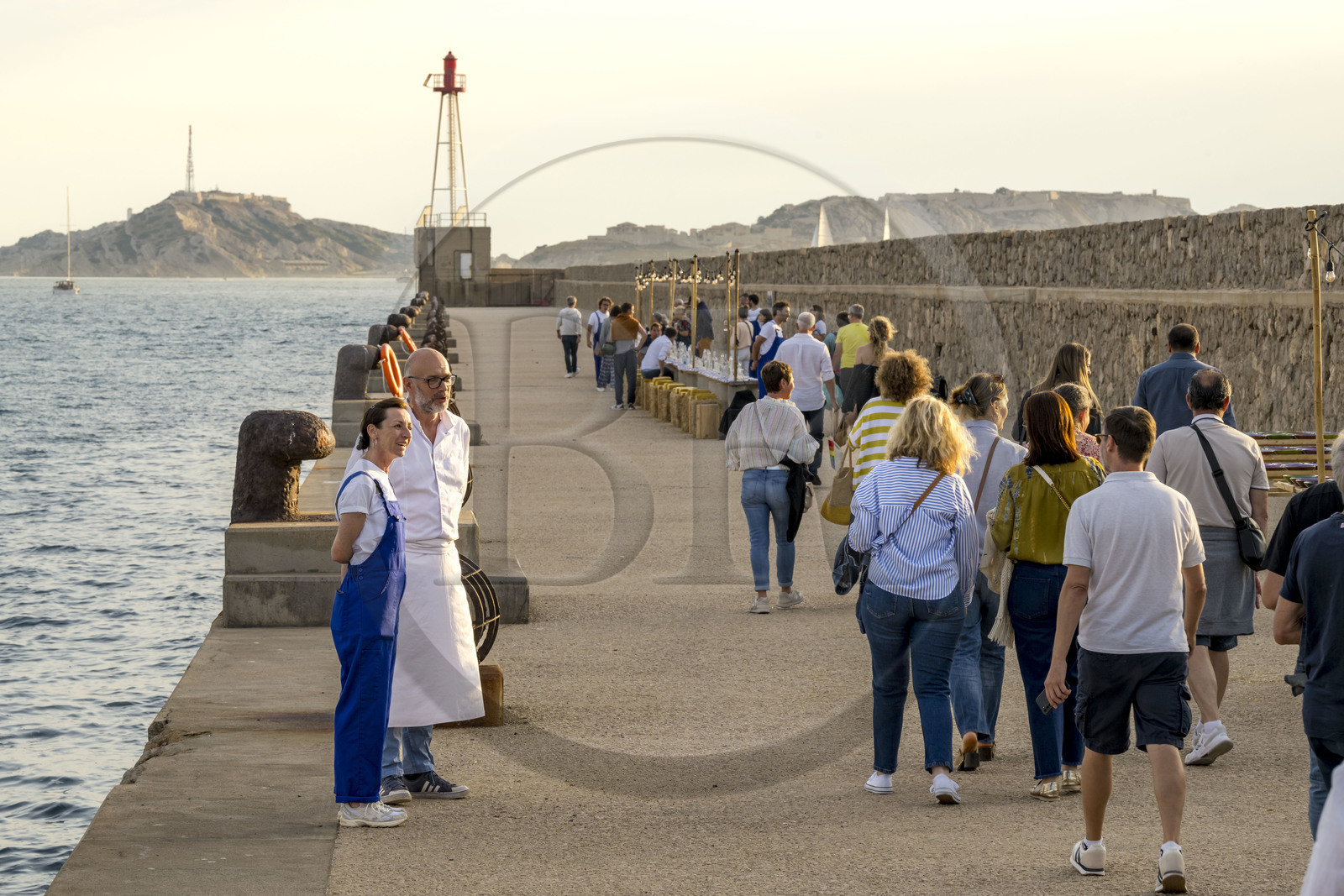 France, Bouches-du-Rhône (13), Marseille, Zone Euroméditerranée, grand port maritime de Marseille (GPMM), la digue du large, accueil des convives par le chef Emmanuel Perrodin dans le cadre des Diners Insolites, l'Archipel des îles du Frioul en arrière plan