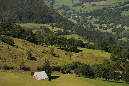 France, Cantal (15), monts du Cantal, Parc Naturel Régional des Volcans d' Auvergne, un buron dans la vallée de la Jordanne vers Mandaille-Saint-Julien