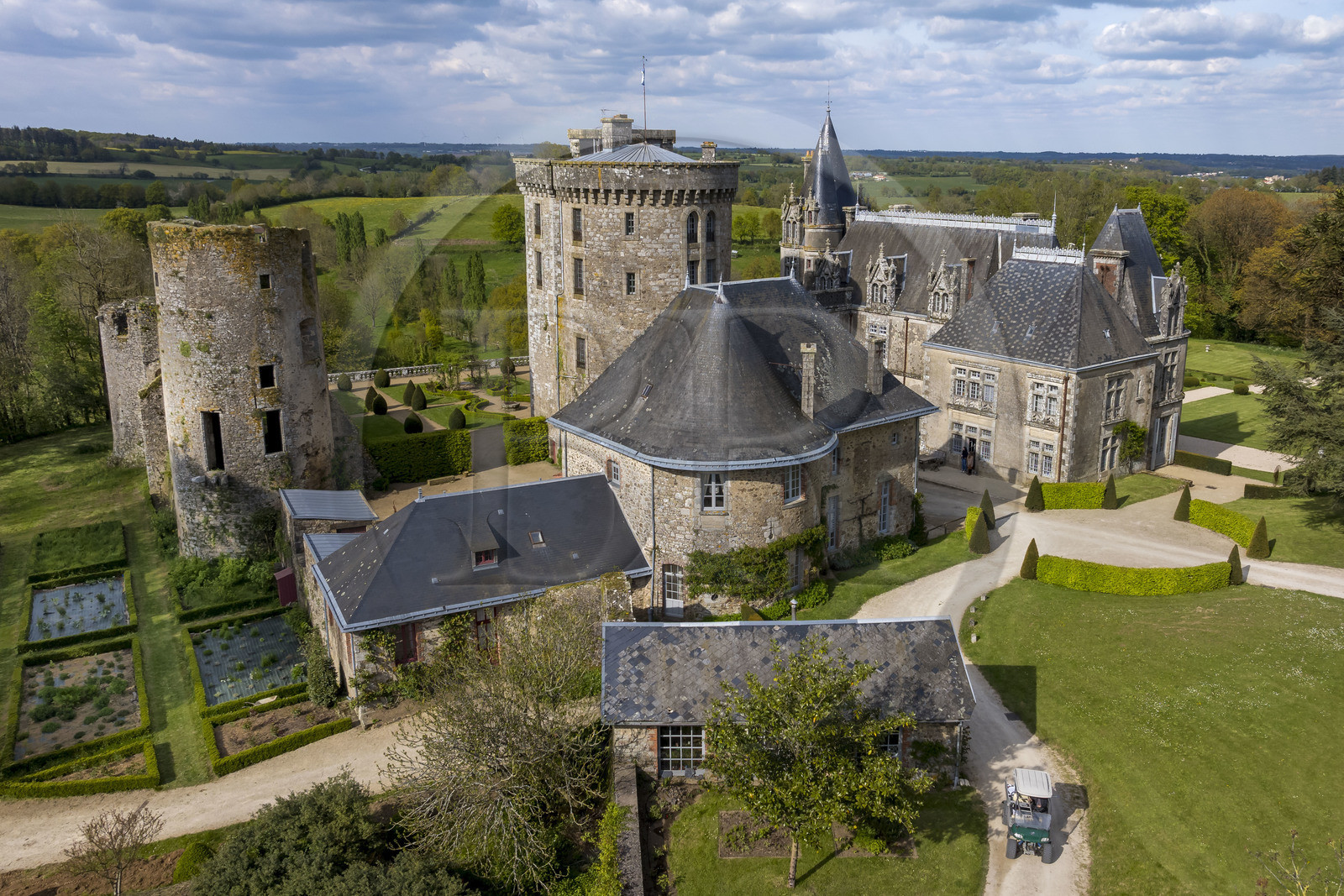 France, Vendée (85), Sèvremont, le chateau de la Flocellière, gite et chambre d'hotes (vue aérienne)