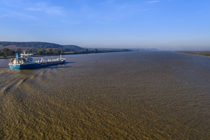France, Seine-Maritime (76), Réserve Naturelle de l'estuaire de la Seine, cargo descendant la Seine depuis Rouen, le pont de Normandie en arrière plan (vue aérienne)