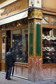 Espagne, Andalousie, Séville, le chapelier Sombreria Maquedano dans la calle Sierpes