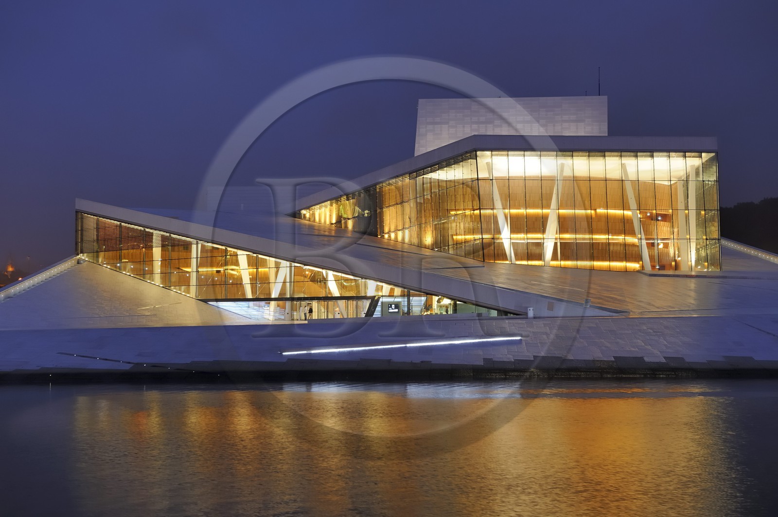 Norvège, Oslo, le nouvel opéra dessiné par les architectes de Snohetta, dans le quartier des docks de Bjorvika