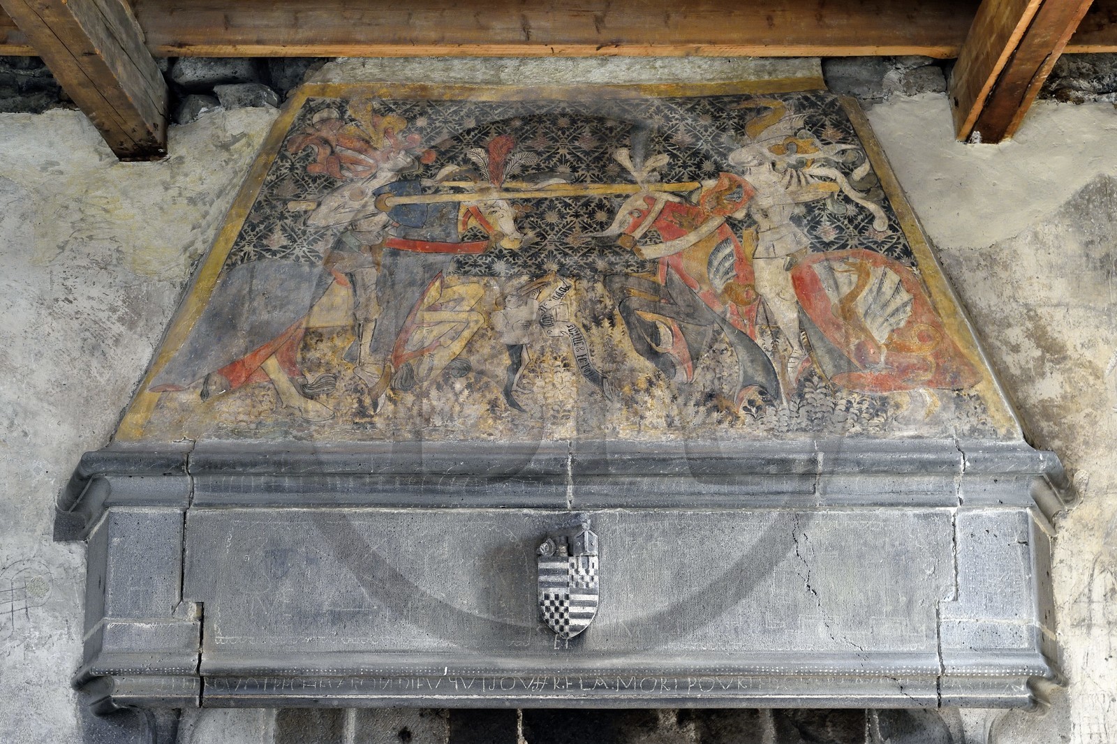 France, Cantal (15), Saint-Flour, cathédrale Saint-Pierre, cheminée de la chambre de l'évèque dans l'ancien Palais épiscopal, peinture murale du XVe siècle qui représente la joute de deux chevaliers