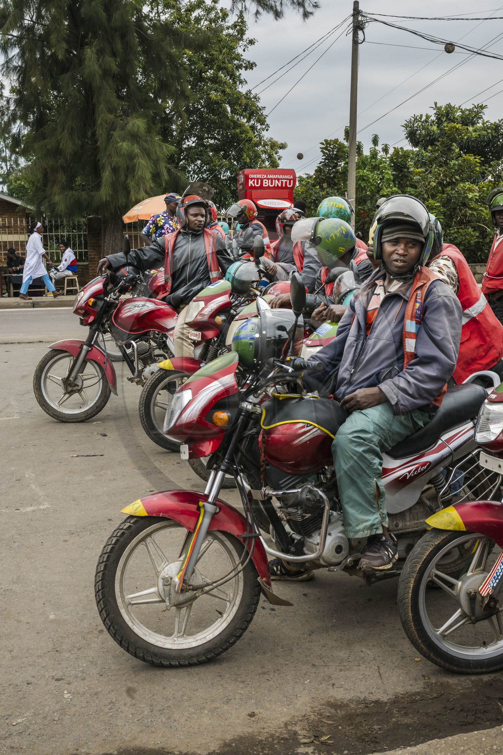 Rwanda, Province du Nord, Musanze (anciennement nommée Ruhengeri), moto taxi attendant le client