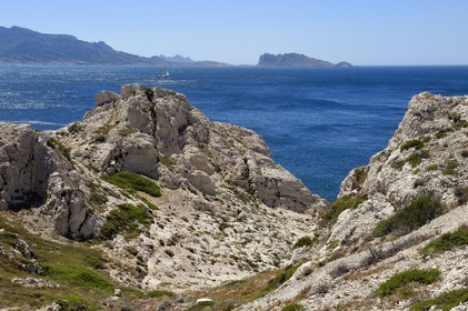 France, Bouches-du-Rhône (13), Marseille, Parc National des Calanques, Archipel des Iles du Frioul, Ile de Pomègues et, en arrière plan, l'ile Maïre à l'extrémité ouest du massif des calanques de Marseille