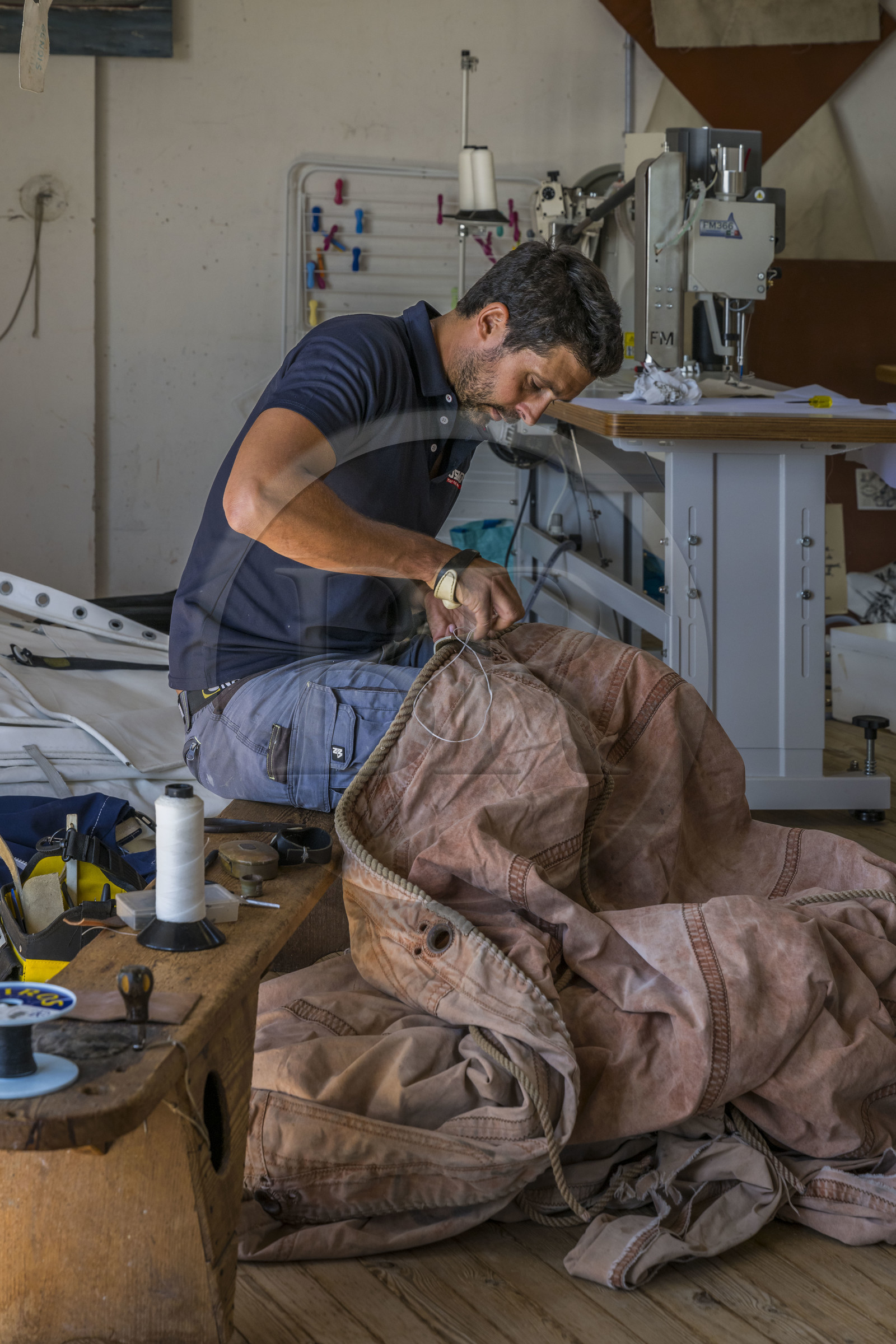 France, Vendée (85), Ile de Noirmoutier, Noirmoutier-en-l'Ile,  la voilerie Burgaud labellisée EPV Entreprise du Patrimoine Vivant, le maître voilier David Durand