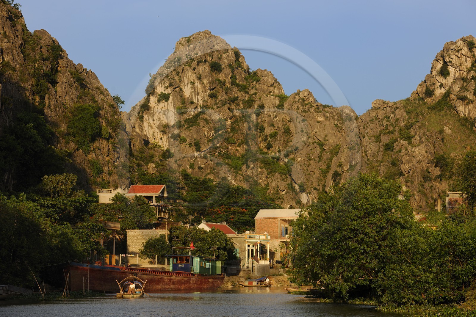 Vietnam, province de Ninh Binh, village insulaire de Kenh Ga entouré de montagnes karstiques