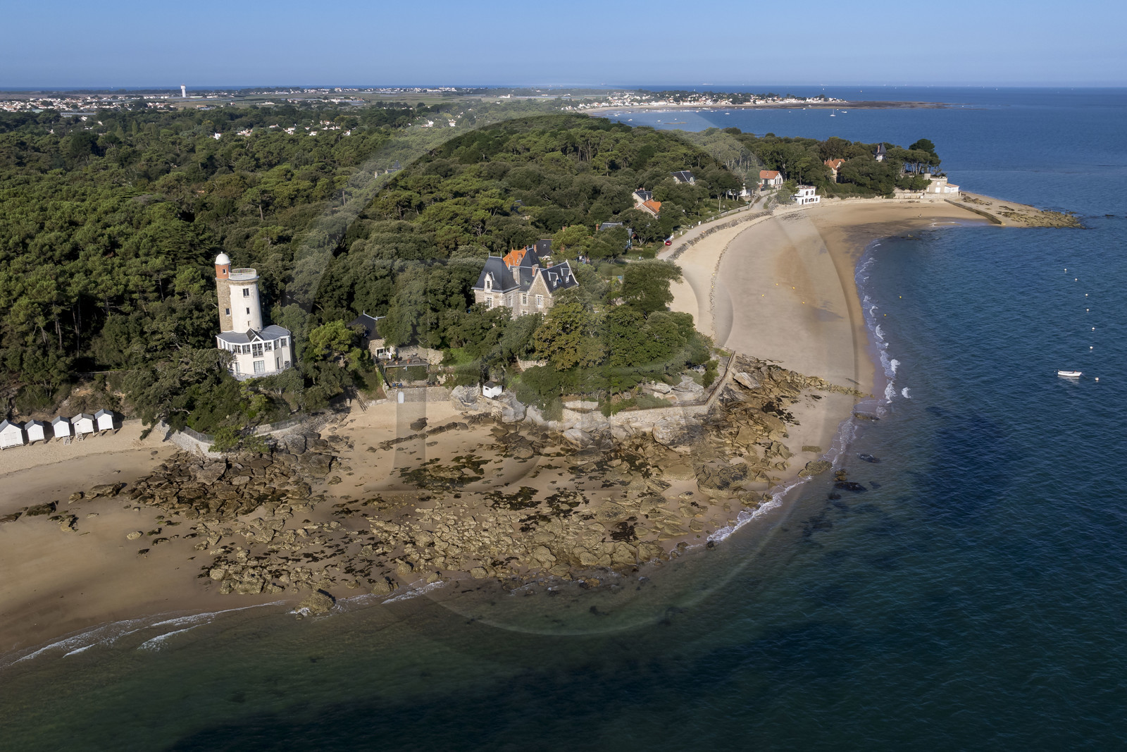 France, Vendée (85), Ile de Noirmoutier, Noirmoutier-en-l'Ile, le Bois de la Chaise, la plage de l'Anse Rouge dominée par la Tour Plantier et la plage des Souzeaux en arrière plan (vue aérienne)