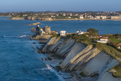 France, Pyrénées-Atlantiques (64), Pays-Basque, la Corniche Basque, Urrugne, les falaises de flysch et le fort de Socoa protégeant la baie de Saint-Jean-de-Luz en arrière plan (vue aérienne)