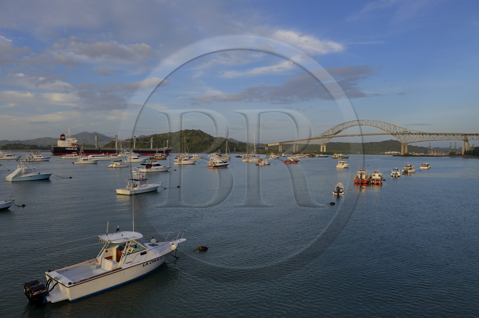 Panama, Panama City, chenal d'accès au Canal de Panama coté Océan Pacifique, un cargo Panamax passant sous le Pont des Amériques (Puente de las Americas)