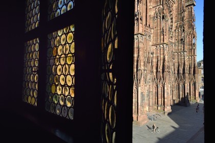 France, Bas-Rhin (67), Strasbourg, vieille ville classée au Patrimoine Mondial de l'UNESCO, la cathédrale Notre-Dame, la facade occidentale vue depuis la Maison Kammerzell, fenêtre à cives à verres à boudine ou en cul-de-bouteille par soufflage en couronne