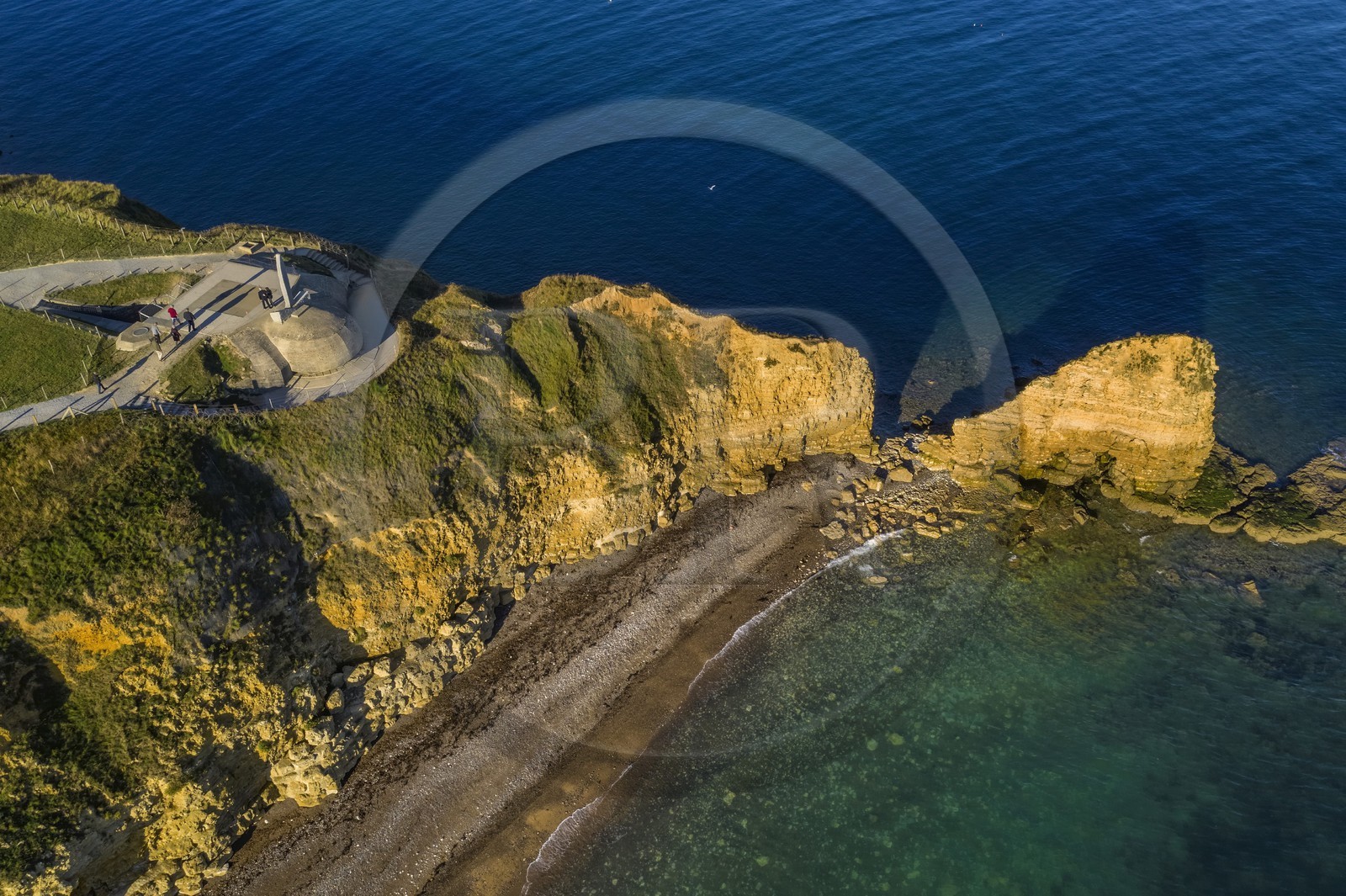 France, Calvados (14), Cricqueville-en-Bessin, la Pointe du Hoc, fortifications allemandes du mur de l'atlantique, poste d'observation et de tir de la batterie allemande, monument en l'honneur du sacrifice des troupes américaines et est l'un des lieux de commémoration du débarquement (vue aérienne)