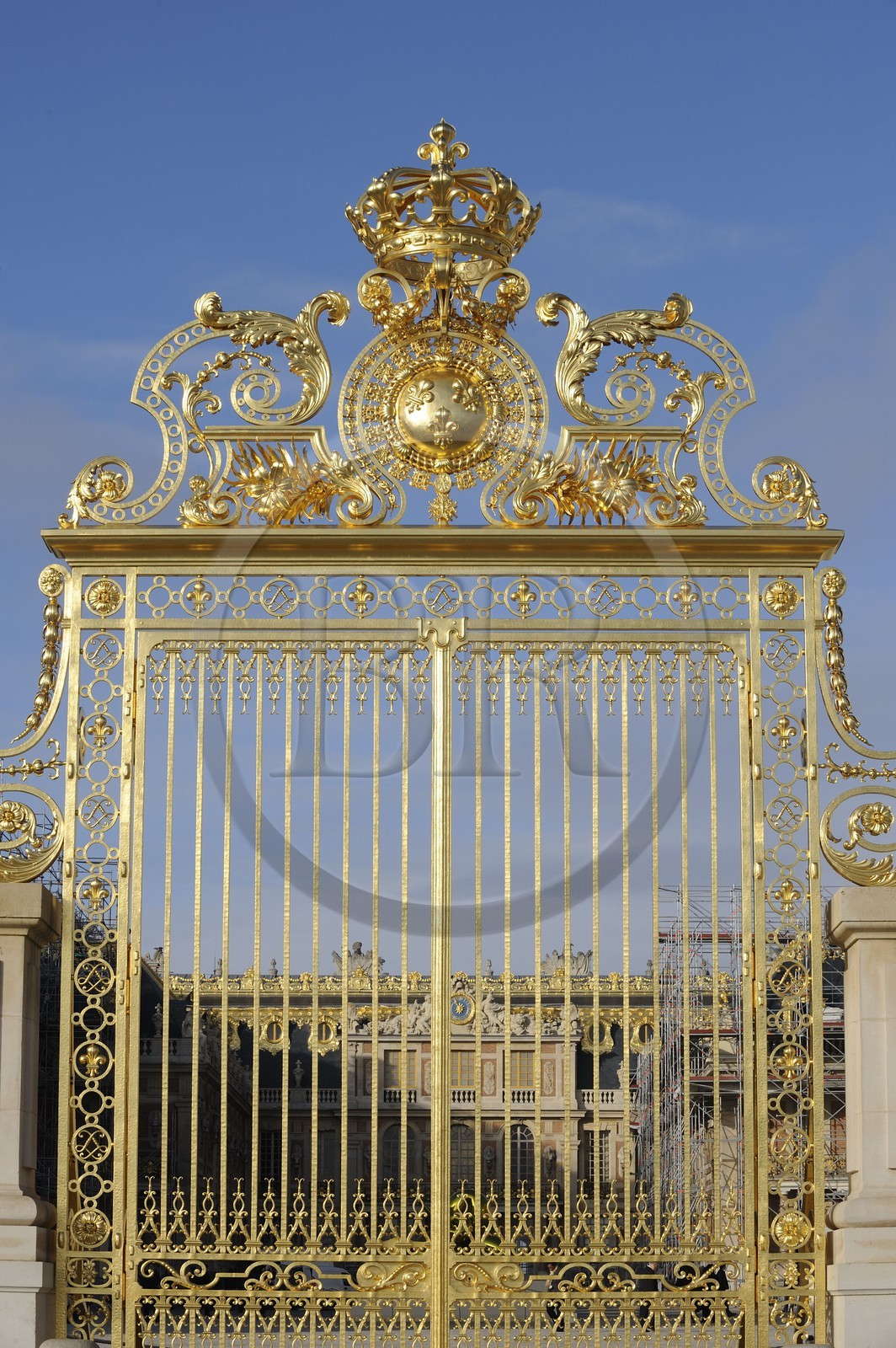 France, Yvelines (78), château de Versailles, classé Patrimoine Mondial de l'UNESCO, détail de la grille royale dessinée par Mansart séparant la cour royale restaurée en juin 2008