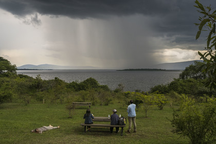 Rwanda, Parc national de l'Akagera, la pluie en approche du campement au bord du lac Mihindi
