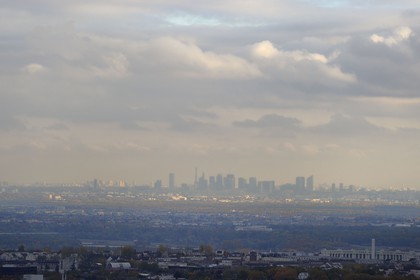 France, Val-d'Oise (95), champs avec Paris et la Défense en arrière plan (vue aérienne)