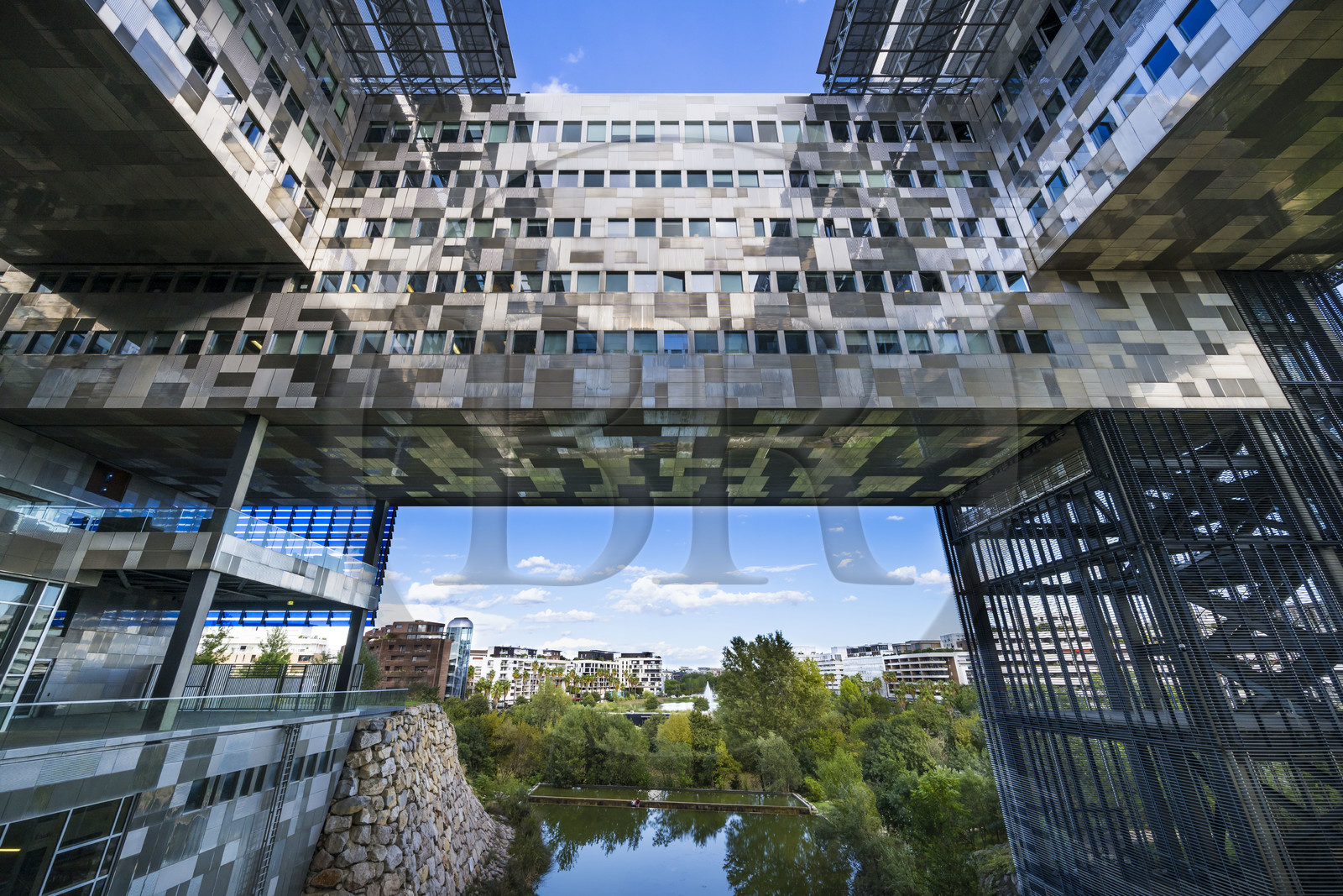 France, Hérault (34), Montpellier,  quartier de Port Marianne, l'Hotel de Ville conçu par les architectes Jean Nouvel et François Fontès, patio entre eau et ciel