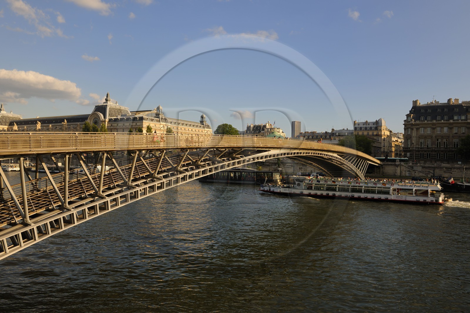 France, Paris (75), les rives de la Seine et la passerelle Solferino