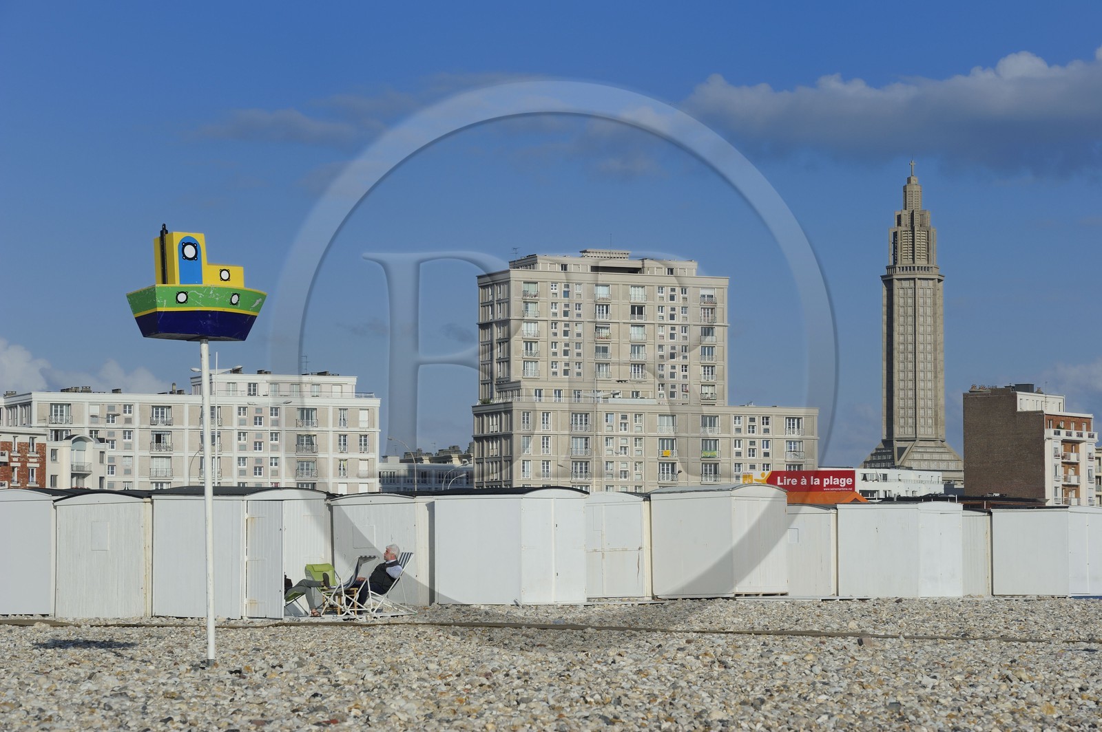 France, Seine-Maritime (76), Le Havre, Centre-ville reconstruit du Havre par Auguste Perret classé Patrimoine Mondial de l'UNESCO, la grande plage de galets et les immeubles Perret de la Porte Océane