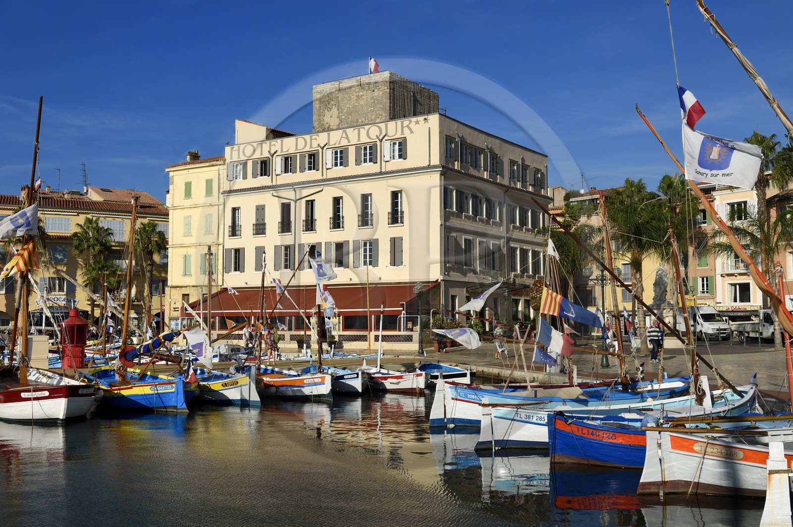 France, Var (83), Sanary-sur-Mer, barques traditionnelles de peche appelées pointus sur le port, l'Hotel de la Tour qui enroule la tour romane du XIIIème siècle en arrière plan