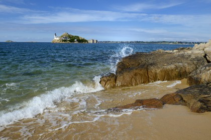 France, Finistère (29), baie de Morlaix, Carantec, maison-phare de l'Ile Louet et le château du Taureau construit par Vauban au XVIIe siècle depuis la plage de la Pointe de Penn al Lann