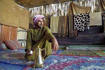 Sultanat d'Oman, gouvernorat de Ash Sharqiyah, désert des Wahiba Sands ou Sharqiya Sands, village bédouin de al-Wasil, Mohamed al-Badri sert le café