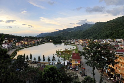 Vietnam, province de Lao Cai, ville de Sapa, le lac à la tombée de la nuit