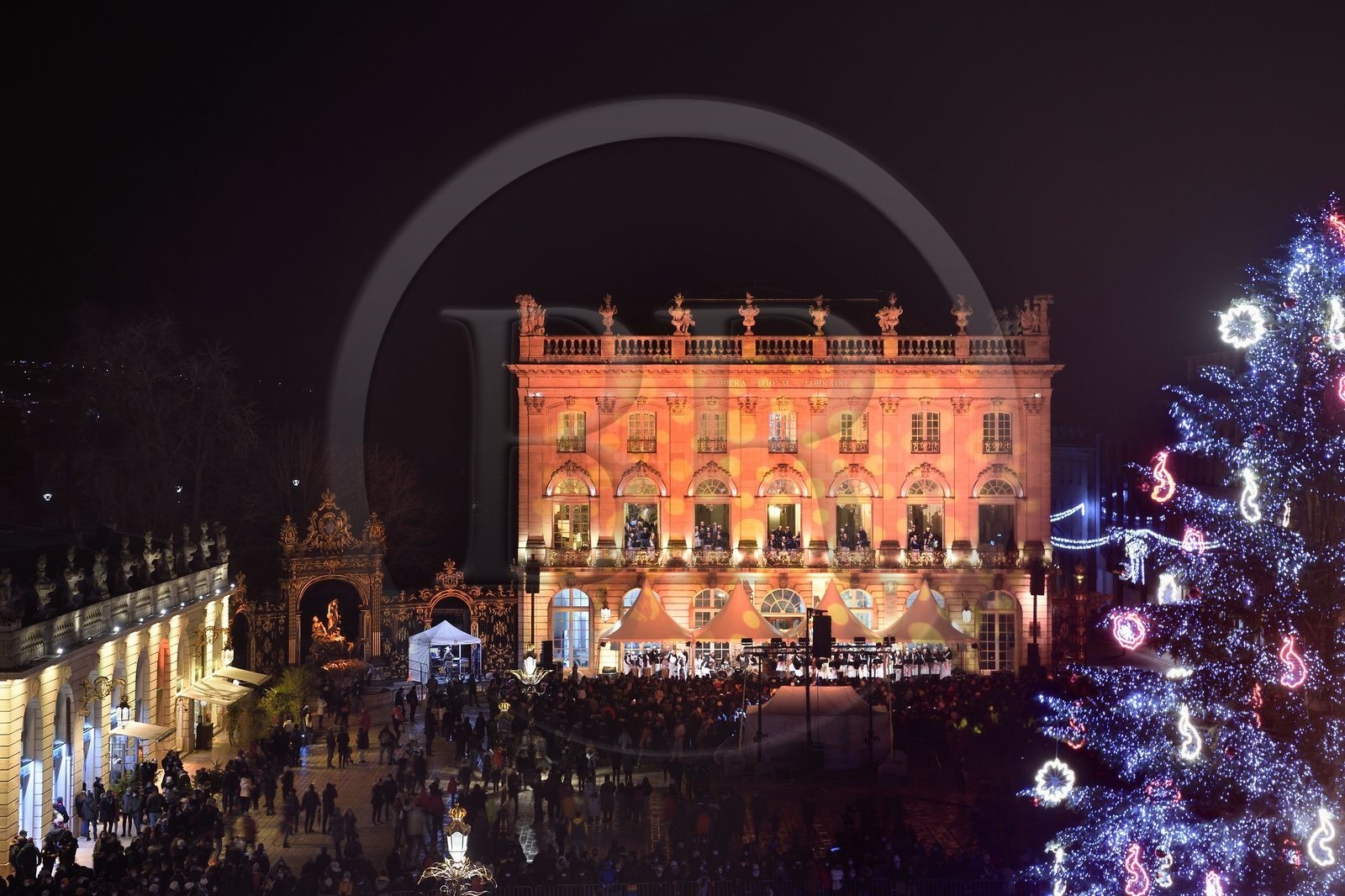 France, Meurthe-et-Moselle (54), Nancy, place Stanislas (ancienne Place Royale) lors de la fête de la Saint-Nicolas, classée Patrimoine Mondial de l'UNESCO, la Fanfare des Enfants du Boucher joue depuis l'Opera National de Lorraine France, Meurthe-et-Moselle (54), Nancy, place Stanislas (ancienne Place Royale) lors de la fête de la Saint-Nicolas, classée Patrimoine Mondial de l'UNESCO, la Fanfare des Enfants du Boucher joue depuis l'Opera National de Lorraine