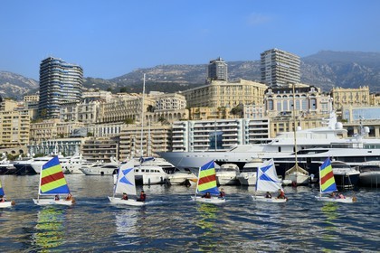 Principauté de Monaco, Monaco, l'ecole de voile dans port Hercule