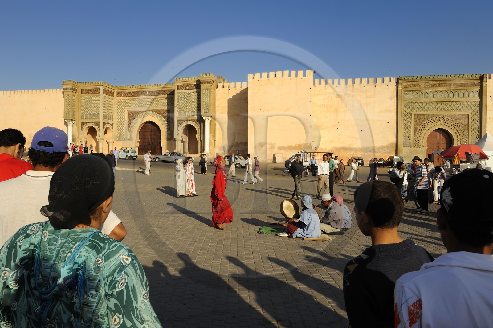 Maroc, Meknès, ville impériale, médina classée Patrimoine Mondial de l' UNESCO, la porte Bab el Mansour entre la cité impériale et la médina sur la place el Hédime ou Lahdim