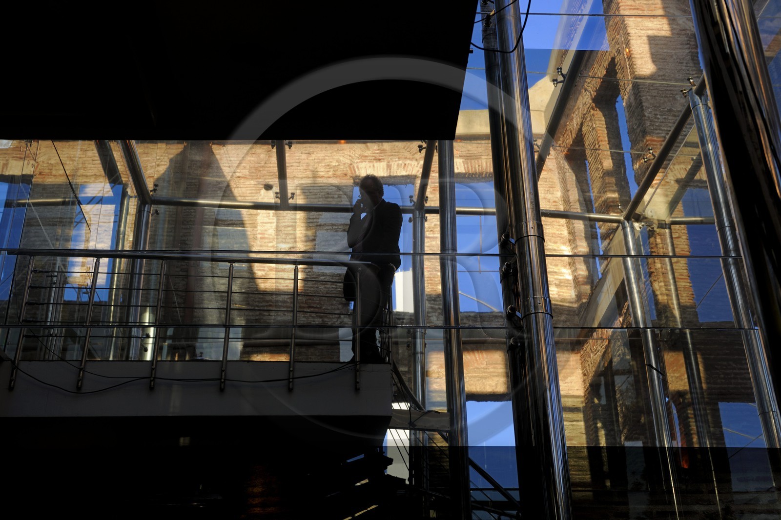 Turquie, Istanbul, Marmara Esma Sultan par le cabinet d'architectes GAD Global Architectural Development derrière la mosquée baroque d' Ortaköy au bord du Bosphore