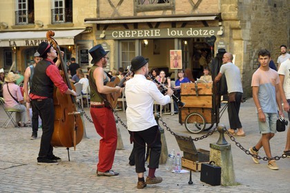 France, Dordogne, Perigord Noir, Dordogne valley, Sarlat la Caneda, street performance by the musicians of the company that can please your mother (ça peut plaire à ta mère)