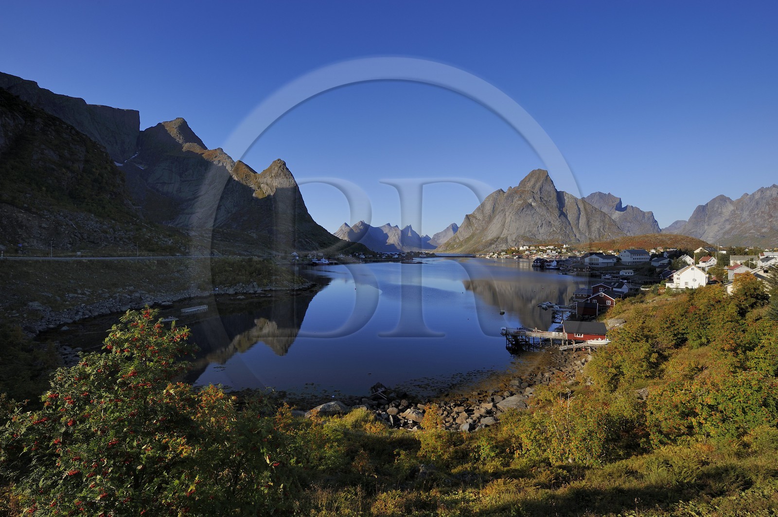 Norvège, Nordland, Iles Lofoten, ile de Moskenesoy, le village de pêcheurs de Reine