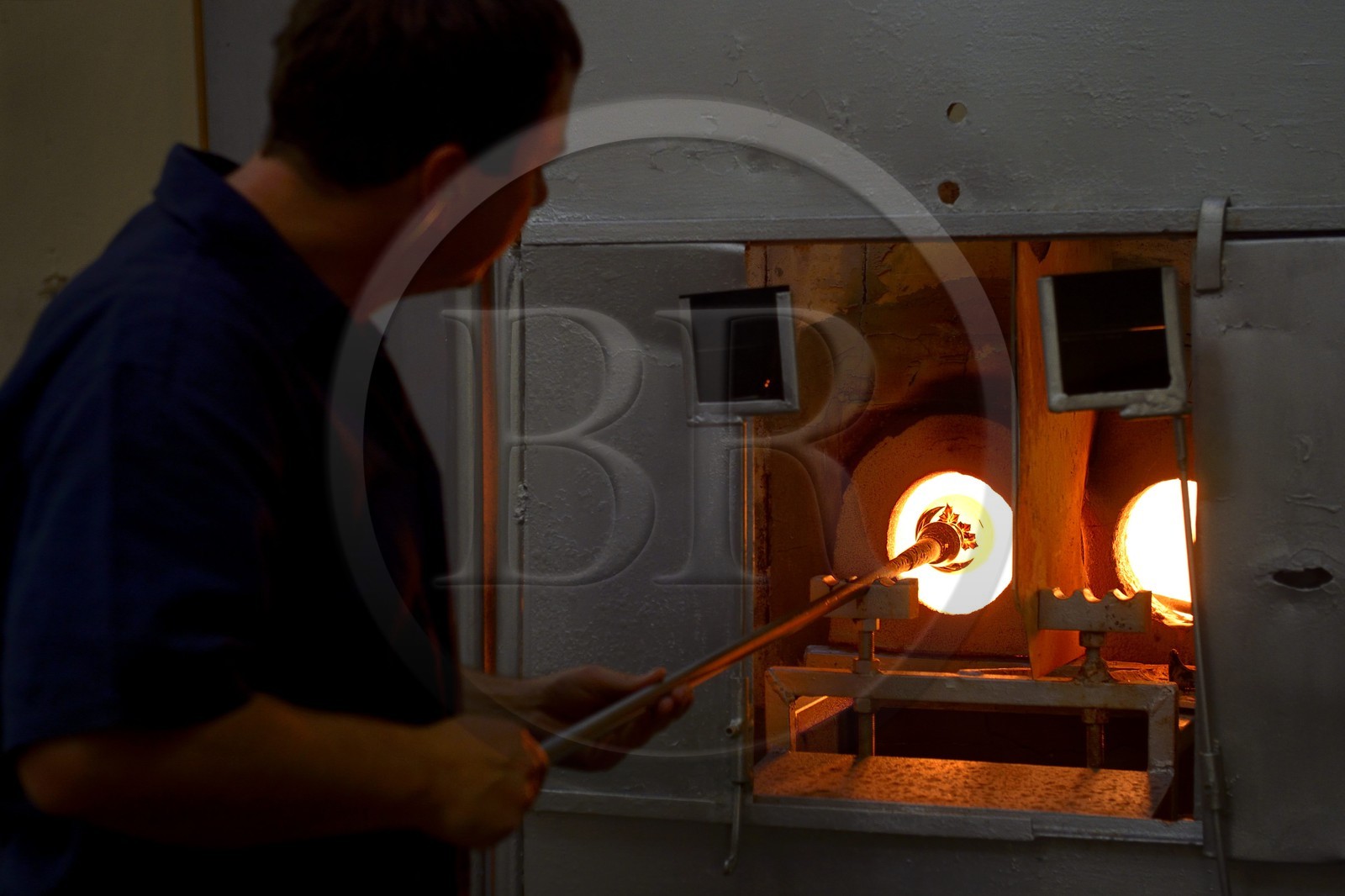 France, Moselle (57), Saint-Louis-les-Bitche, la Cristallerie Saint-Louis, façonnage d'un élément de cristal chaud, une des nombreuses étapes de la réalisation d'une boule presse-papiers