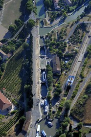 France, Hérault (34), Canal du Midi, classé Patrimoine Mondial de l'UNESCO, Bèziers, les écluses de Fonsérannes ou Fonseranes construites par le fermier de la gabelle et intendant de armées de Louis XIV Pierre-Paul Riquet (vue aérienne)