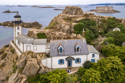 France, Finistère (29), Baie de Morlaix, Carantec, l'Ile Louët et son phare, le chateau du Taureau construit par Vauban en arrière plan (vue aérienne)