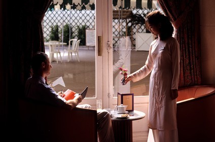Vietnam, Hanoi, hôtel Métropole, un client se fait servir