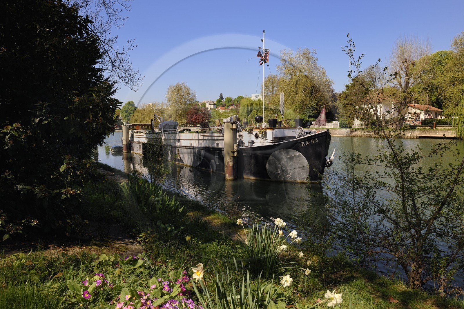 France, Val-de-Marne (94), les bords de Marne, Champigny-sur-Marne, péniche maison amarrée à l'année France, Val-de-Marne (94), les bords de Marne, Champigny-sur-Marne, péniche maison amarrée à l'année