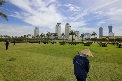 Vietnam, Hanoï, quartier de Cau Giay, nouveaux immeubles de luxe notamment The Manor au centre et le Keangnam Hanoi Landmark Tower à droite