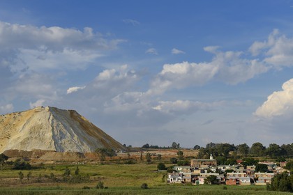 Afrique du Sud, province de Gauteng, Johannesburg, Soweto, quartier de Riverlea à coté d'un terril d'une mine d'or